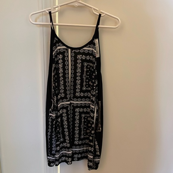 Small black and white tank - Picture 1 of 4
